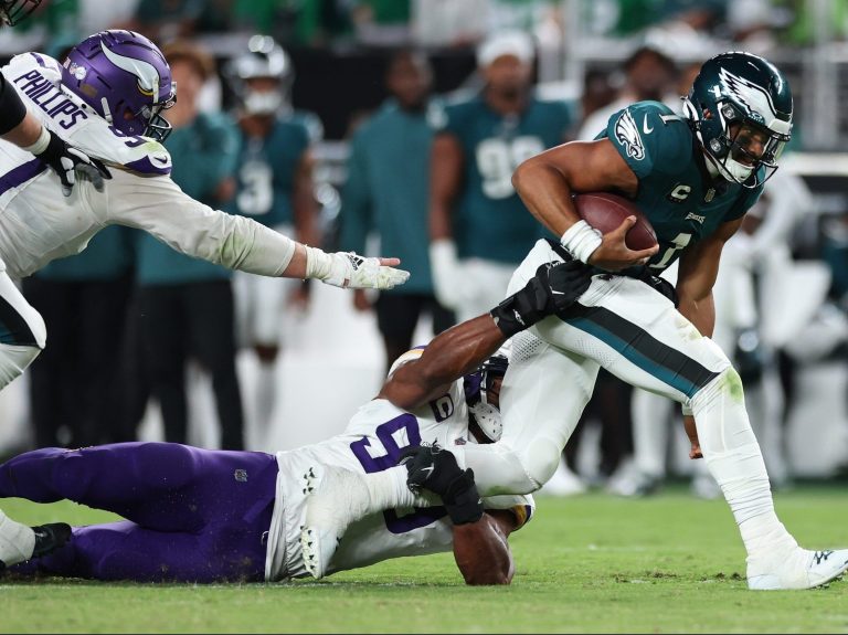 Jalen Hurts court pour 2 touchés, lance pour un score ;  Les Eagles repoussent les Vikings enclins aux échappés