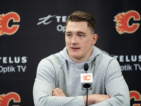 Le défenseur des Flames de Calgary Nikita Zadorov s'adresse aux médias le 14 avril 2023.