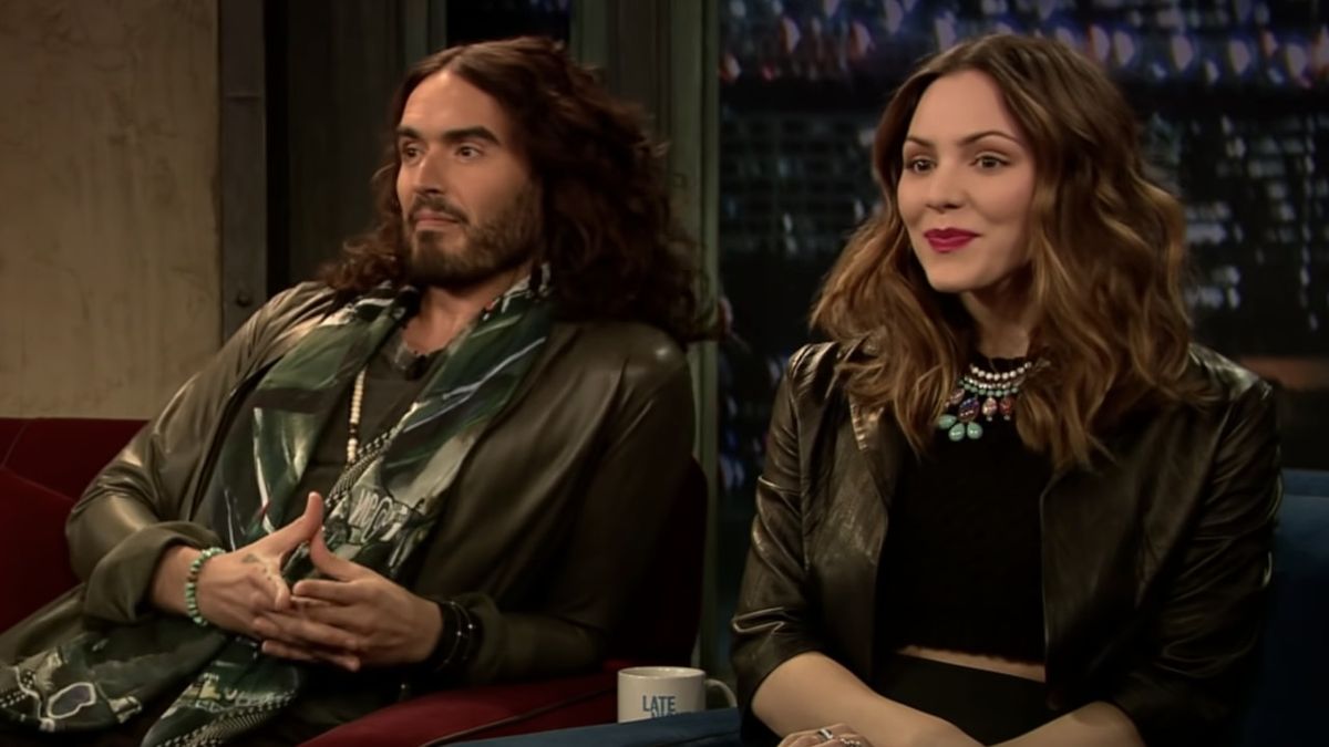 Jimmy Fallon a récupéré des éclats d'obus inattendus lors d'une vieille interview avec Katharine McPhee et Russell Brand à la suite d'allégations de viol
