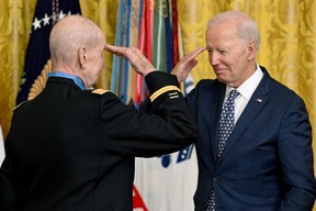 Le capitaine de l'armée américaine Larry Taylor (à gauche) et le président américain Joe Biden saluent lors d'une cérémonie de médaille d'honneur dans la salle Est de la Maison Blanche à Washington, DC, le mardi 5 septembre 2023.