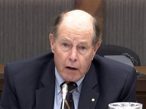 L'ancien gouverneur de la Banque du Canada, David Dodge, prend la parole lors d'une réunion du comité des finances de la Chambre des communes.