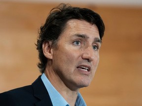 Le premier ministre Justin Trudeau s'adresse aux journalistes à Cornwall, à l'Île-du-Prince-Édouard, le lundi 21 août 2023. DARREN CALABRESE/LA PRESSE CANADIENNE