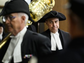 Le Président Anthony Rota, à droite, entre à la Chambre des communes lors du défilé du Président sur la Colline du Parlement à Ottawa, le lundi 25 septembre 2023. Rota dit qu'il est profondément désolé d'avoir offensé de nombreuses personnes en faisant l'éloge d'un membre d'une unité nazie. en tant que héros de guerre ukrainien.