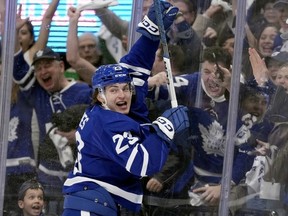 L'ailier gauche des Maple Leafs de Toronto, Matthew Knies, célèbre son but lors de la deuxième période, deuxième tour, premier match de la Coupe Stanley de la LNH contre les Panthers de la Floride, à Toronto, le mardi 2 mai 2023.