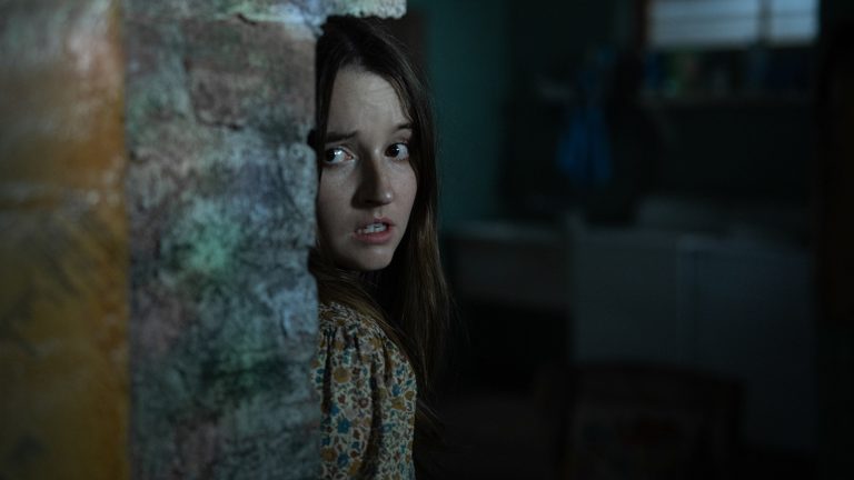 Kaitlyn Dever a une rencontre rapprochée du pire genre dans la bande-annonce de Personne ne vous sauvera
