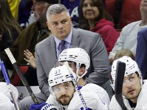 L'entraîneur des Maple Leafs de Toronto, Sheldon Keefe, regarde jouer pendant la deuxième période du match de l'équipe dans la LNH contre les Hurricanes de la Caroline, le 25 mars 2023, à Raleigh, en Caroline du Nord.