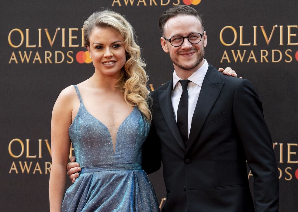 Les danseurs britanniques Joanne Clifton et son frère Kevin posent sur le tapis rouge à leur arrivée pour assister à la cérémonie des Olivier Awards au Royal Albert Hall, dans le centre de Londres, le 7 avril 2019.