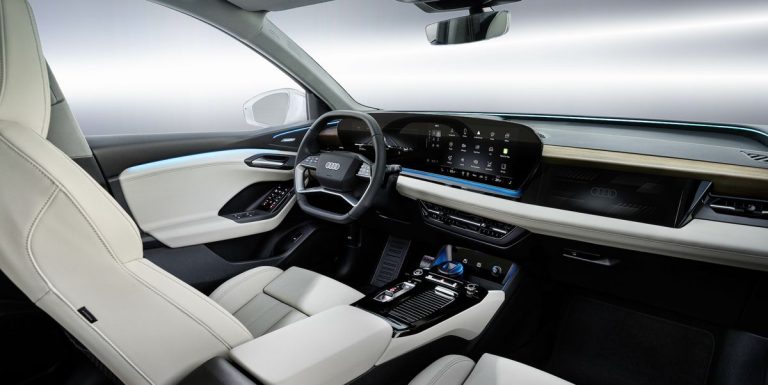 L’Audi Q6 e-tron 2025 dispose d’un tableau de bord riche en écran et d’un HUD à réalité augmentée