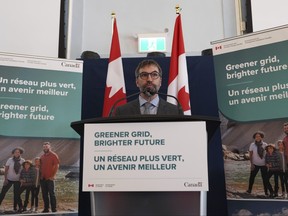 Le ministre de l'Environnement et du Changement climatique Steven Guilbeault prend la parole lors d'un point de presse lors de la conférence Climate Positive Energy Initiative à Toronto, le jeudi 10 août 2023.