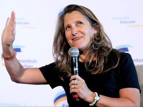 La vice-première ministre Chrystia Freeland prend la parole lors d'un événement organisé par la Chambre de commerce d'Edmonton à l'hôtel Fairmont Macdonald, à Edmonton, le 14 août 2023.