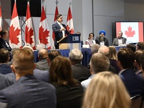 Le chef conservateur Pierre Poilievre s'adresse à son caucus alors qu'il les rencontre avant le congrès conservateur, à Québec, le jeudi 7 septembre 2023.