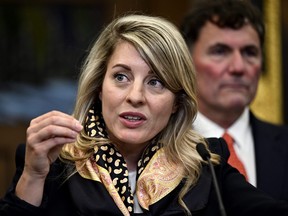 La ministre des Affaires étrangères Mélanie Joly, au centre, et le ministre de la Sécurité publique, des Institutions démocratiques et des Affaires intergouvernementales, Dominic LeBlanc, à droite, s'adressent aux journalistes dans le foyer de la Chambre des communes sur la Colline du Parlement, après que le premier ministre Justin Trudeau a annoncé que les autorités canadiennes avaient renseignements selon lesquels l'Inde était responsable de la fusillade mortelle en juin contre un éminent dirigeant sikh à Surrey, en Colombie-Britannique, le lundi 18 septembre 2023.