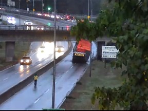 Un camion a heurté un viaduc menant à l'autoroute 1, près du pont commémoratif des Ironworkers, le mardi 19 septembre 2023.