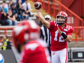 Le quart-arrière des Stampeders de Calgary, Jake Maier, lance une passe lors du match préparatoire de la LCF contre les Elks d'Edmonton au stade McMahon de Calgary, le lundi 22 mai 2023.