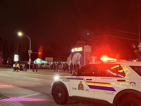 Police devant Guru Nanak Sikh Gurdwara tôt le 19 juin 2023, quelques heures après que le président Hardeep Singh Nijjar a été abattu dans le parking du temple.