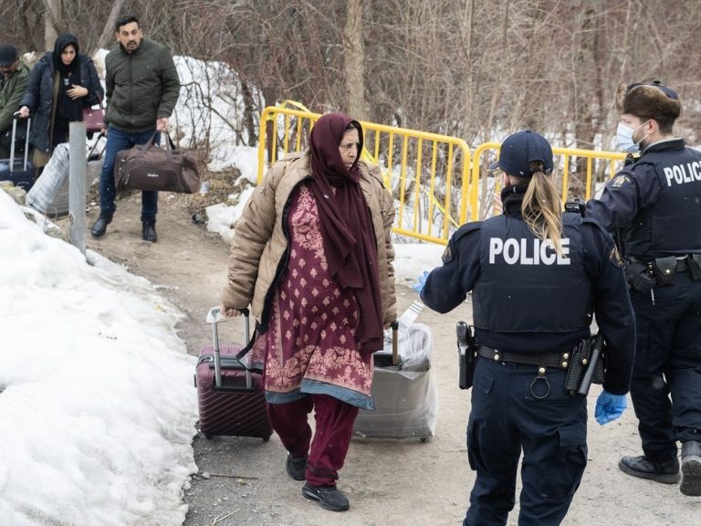 La GRC démolit la dernière structure au passage à niveau du chemin Roxham, à Québec