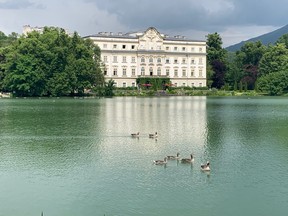 Leopoldskron, une ancienne résidence royale autrichienne, aujourd'hui transformée en hôtel, a été vue à plusieurs reprises dans Sound of Music.