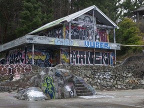 Une maison à Horseshoe Bay est restée vacante pendant une décennie et couverte de graffitis avant de prendre feu.  Cette photo a été prise en février 2023.