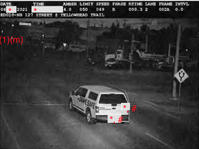 Un véhicule radar photo marqué est photographié juste avant de passer un feu rouge à Yellowhead Trail et à la 127e rue à Edmonton en juin 2021.