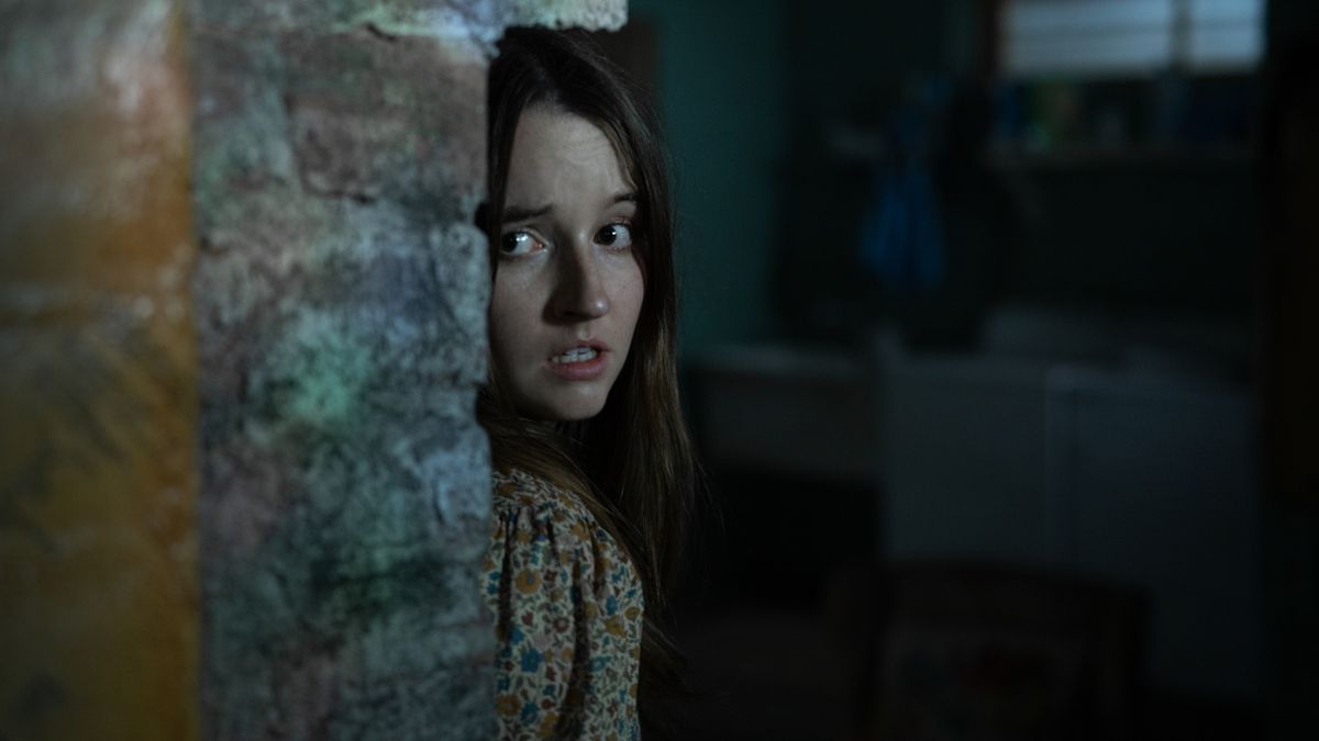 La bande-annonce de Personne ne vous sauvera montre que Kaitlyn Dever combat des extraterrestres, et il semble que cela pourrait être le film le plus effrayant de la saison effrayante 2023
