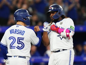 Vladimir Guerrero Jr. des Blue Jays célèbre son circuit de trois points contre les Red Sox de Boston avec Daulton Varsho lors de la troisième manche à Toronto le vendredi 15 septembre 2023.