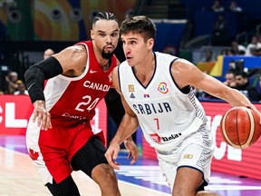 Le Serbe Bogdan Bogdanovic (à droite) dépasse le Canadien Dillon Brooks lors de la demi-finale de la Coupe du monde de basket-ball FIBA ​​entre la Serbie et le Canada à Manille le 8 septembre 2023. (Photo de SHERWIN VARDELEON/AFP via Getty Images)