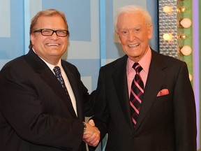 L'animateur Drew Carey (à gauche) et l'ancien animateur Bob Barker parlent lors d'un segment de 