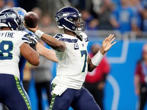 Geno Smith des Seahawks de Seattle lance une passe en prolongation lors du match contre les Lions de Détroit au Ford Field le 17 septembre 2023 à Détroit.