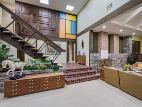 L'intérieur de la maison du Brady Bunch, avec le 