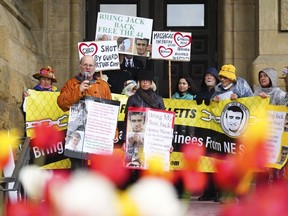 Les avocats de quatre Canadiens détenus dans des conditions sordides en Syrie affirment à la Cour suprême qu'Ottawa choisit quels citoyens "pour sortir d'une situation infernale," en violation de leurs droits constitutionnels.  Parmi les quatre Canadiens emprisonnés figure Jack Letts, dont les parents, John Letts et Sally Lane, font pression sur Ottawa depuis des années pour qu'il lui vienne en aide.  Lane, au milieu, se tient sur les marches du bureau du premier ministre à Ottawa le jeudi 19 mai 2022, avec ses partisans.