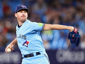 Le partant des Blue Jays Chris Bassitt lance un lancer lors de la première manche contre les Yankees de New York au Rogers Centre le 28 septembre 2023 à Toronto.