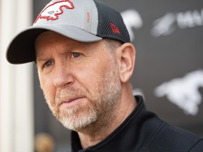 L'entraîneur-chef des Stampeders de Calgary, Dave Dickenson, s'entretient avec les médias avant un match contre les Argonauts de Toronto au stade McMahon, le 3 août 2023.