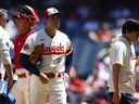 Shohei Ohtani des Angels de Los Angeles quitte un match contre les Reds de Cincinnati en deuxième manche au Angel Stadium d'Anaheim le 23 août 2023 à Anaheim, en Californie. 