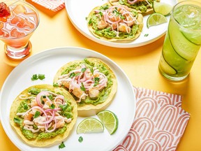 Tostadas de crevettes avec crème d'avocat et citron vert avec pastèque Agua Fresca et concombre Agua Fresca.