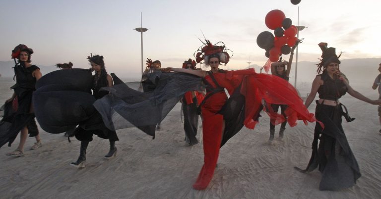 L’accès à Burning Man est fermé car de fortes pluies brouillent la plage