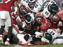 Jalen Hurts, au centre des Eagles de Philadelphie, marque un touché lors de la seconde moitié d'un match de football de la NFL contre les Buccaneers de Tampa Bay, le lundi 25 septembre 2023, à Tampa, en Floride.