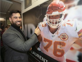 Laurent Duvernay-Tardif signe une bannière à son effigie au Centre sportif de McGill en février.