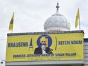 Une image de l'ancien président du Gurdwara, Jathedar Hardeep Singh Nijjar, est exposée au temple Guru Nanak Sikh Gurdwara à Surrey, Colombie-Britannique, Canada, le 19 septembre 2023. (Photo de DON MACKINNON/AFP via Getty Images)