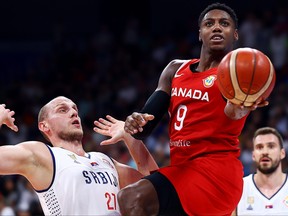 RJ Barrett, du Canada, se dirige vers le panier contre Dejan Davidovac, de Serbie, la semaine dernière.