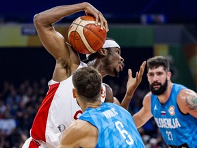 Shai Gilgeous-Alexander du Canada se dirige vers le panier contre Aleksej Nikolic de Slovénie lors de la Coupe du monde de basketball FIBA.