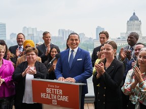 Le chef du NPD du Manitoba, Wab Kinew, s'adresse aux médias lors d'une conférence de presse pour lancer la campagne électorale de 2023 au Manitoba, au West Broadway Commons, à Winnipeg, le mardi 5 septembre 2023.