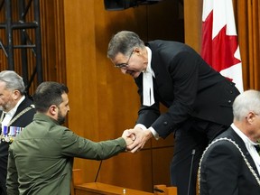 Le président de la Chambre des communes Anthony Rota serre la main du président ukrainien Volodymyr Zelenskyy à la Chambre des communes sur la Colline du Parlement à Ottawa, le vendredi 22 septembre 2023.