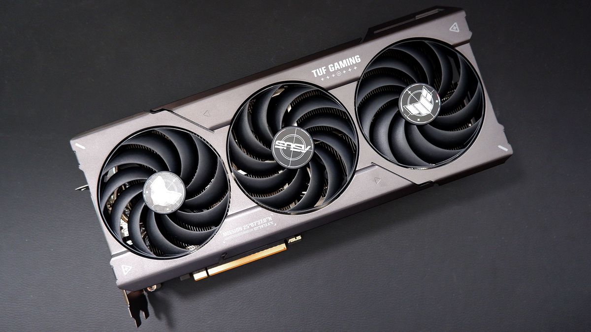 Le RX 7800 XT est un champion sous-voltant : correspond au RTX 4070 dans les jeux pour des demandes de puissance bien inférieures à la normale.
