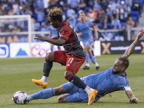 Le défenseur du New York City FC Maxime Chanot, à droite, rivalise pour le ballon contre le milieu de terrain du Toronto FC Latif Blessing lors d'un match de Coupe des Ligues, le mercredi 26 juillet 2023, à Harrison, NJ