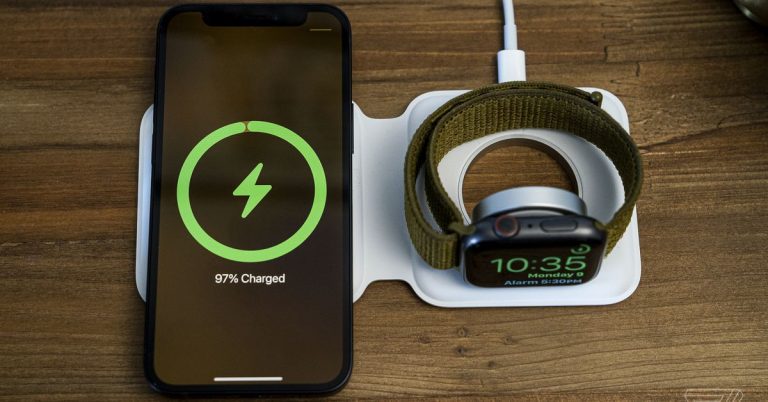 Le chargeur MagSafe Duo d’Apple est en vente pour 35 $ de réduction