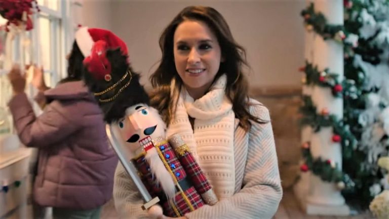 Le compte à rebours de Hallmark jusqu'à Noël approche, et le double-en-tête de Lacey Chabert n'est pas la seule chose qui me passionne
