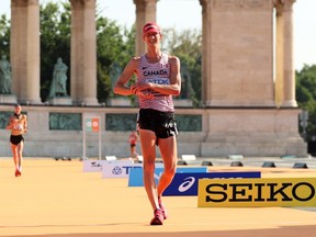 Evan Dunfee, du Canada, franchit la ligne d'arrivée lors de la finale masculine de marche de 35 kilomètres au cours de la sixième journée des Championnats du monde d'athlétisme.