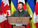 Le président ukrainien Volodymyr Zelensky s'exprime lors d'une conférence de presse sur la colline du Parlement à Ottawa, le 22 septembre 2023.