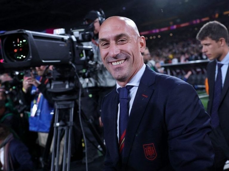 Le président de la Fédération espagnole de football, Luis Rubiales, démissionne après le scandale des baisers lors de la Coupe du monde