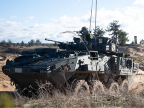 Des soldats des Forces armées canadiennes manœuvrent un véhicule de combat d'infanterie LAV 6 en Lettonie en 2021. Le contrat pour le projet de système de surveillance et de reconnaissance de véhicules blindés légers visant à doter 66 VBL améliorés d'un nouveau système de reconnaissance et de surveillance a été attribué en 2014 et la livraison des véhicules était censée commencer deux ans plus tard.